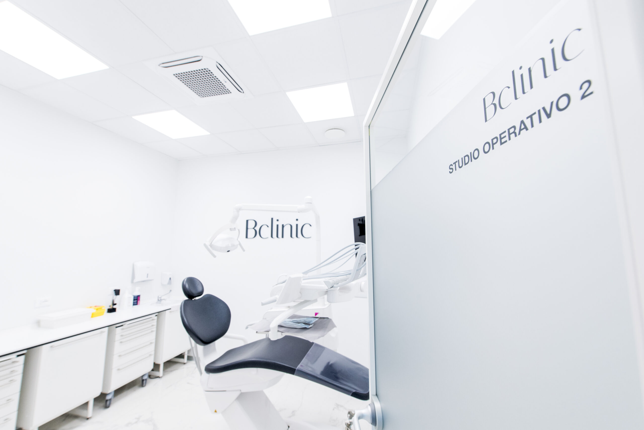 Dentista a Seriate durante una visita nello studio Bclinic